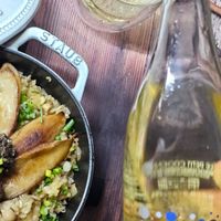 可能是西班牙大鍋飯、香檳和文字的圖像