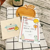 可能是顯示的文字是「 DERI LERISGAR GAN ΕΡΕΤΙΤ COCHONNET SAUVIGNON 1P00 ls 祝福YiFng 祝福 Feng 團風美術心想手成 心想事成 團圓美滿， 中秋快樂！ Nara 2025.1 2025.I$TAUB STRUB 」的圖像