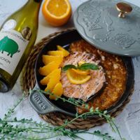 可能是煙燻鮭魚和顯示的文字是「 LEPETIT O COCHONNET COCHONNET SAUVICNON LP0o SAUVIGNON 0CO 2ርዜታት ፍስያ 」的圖像