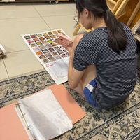可能是 1 人、讀書、量尺、書籍和文字的圖像