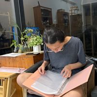 可能是 1 人、讀書和書籍的插圖