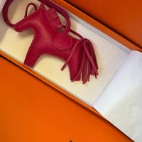 可能是顯示的文字是「 HERMES ERIMES PARIS 」的圖像