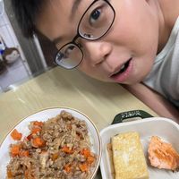 可能是 1 人、炒飯、豆腐和文字的圖像