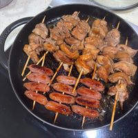 可能是烤羊肉串和壽司的圖像