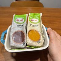 可能是豆腐、茶、藥物和顯示的文字是「 BAG BAGORT GRT BAG BAGOAT ORT Sumak Sumac Turmeric TurmencGround Ground Zerdeçal CUNE 20 LEZZET UZMANH 」的圖像