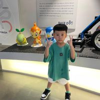 可能是 1 人、小孩、滑板和文字的圖像