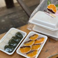 可能是水果、甜點、龍眼和顯示的文字是「 Grandmother'sMochi Grandmother's 할머니떡집 함머니떡잡금귤모찌 ИAH 감귤모씨 링콩무씨! Mochi 」的圖像