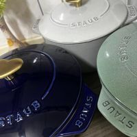 可能是顯示的文字是「 STAUB STAUR ST STAUB STAUB tue G amie's Sy SAYLS SUALS 」的圖像
