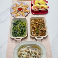 可能是炒麵、麵和文字的圖像