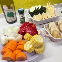 可能是顯示的文字是「 LEPETIT COCHOMET COCHONNET は WT SALVIGNON SAUVIGNON L ke 小醫坊 1龍大利會 龍大利」的圖像