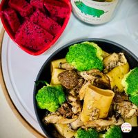 可能是燉小牛膝、豆腐、義大利麵和文字的圖像