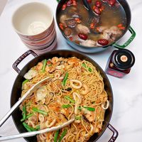 可能是麵、炒麵、義大利麵、火鍋、豆腐、拉麵和文字的圖像