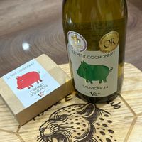 可能是‎顯示的文字是「 ‎Blestion Ke שר Lons OR LEPETIT LE PIuses PETIT COCHONNET COCHONNET COCHONNET B LE EPETIT CABERNET SAUVIGNON ON 00 C SAUVIGNON -LPC0 Pco bf‎ 」‎的圖像