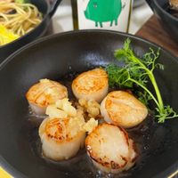可能是義大利麵和顯示的文字是「 LETGCA LEPETIT LE PETIT COCHONNET 」的圖像