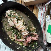可能是西班牙大鍋飯和顯示的文字是「 SAUV SAUVIGNON CO CABERNET CABERNION ONON ۲٥ LeCO OK LEPETIT LEPETIT Mei SAU 」的圖像