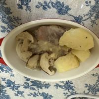 可能是燉小牛膝和文字的圖像