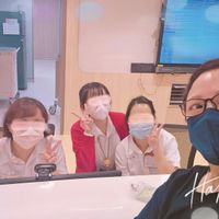 可能是 4 個人、醫院和文字的圖像