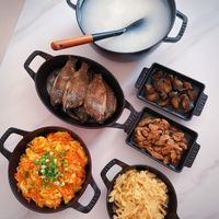 可能是炒飯、麵、燉小牛膝、西班牙大鍋飯、印度香料飯和粥的圖像