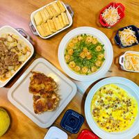 可能是炒麵、歐姆蛋、豆腐和麵的圖像