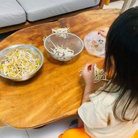 可能是 1 人、小孩和義大利麵的圖像