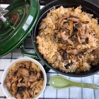 可能是香菇、豆腐、北非小米飯、炒飯和文字的圖像