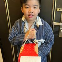 可能是 1 人、小孩和文字的圖像