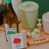 可能是‎顯示的文字是「 ‎STAUD OR PHBAT ٢ا PETIT COCHONNET LE PETIT PETITOCHONNET COCHONNET a0 Staub CABERNET SAUVIGNON SAUVIC --K0 lco‎ 」‎的圖像