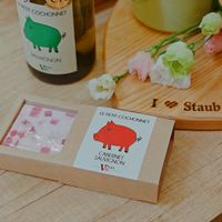 可能是火柴盒和顯示的文字是「 EPETIT COCHONNET GLBERTEGAILLA GIBEOTGGAILAR GAILLA AUVIGNON Leo Poo LE LEPETITCOCHONNET PETIT COCHONNET Staub 30 LIA SAUVIGNON CABERNET Keoo 」的圖像