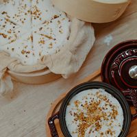 可能是港式點心、甜點、豆腐和小木犀樹的圖像