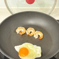 可能是水波蛋、蛋黃和文字的圖像