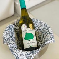 可能是葡萄酒和顯示的文字是「 CABEN LEPETITCOCHONNET LE PETIT COCHONNET SAUVIGNON n0o C 」的圖像
