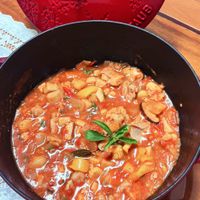 可能是豆腐、燉小牛膝和西班牙大鍋飯的圖像