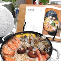可能是 1 人、西班牙大鍋飯、火鍋和顯示的文字是「石頭火鍋 H CTAUP SIAUS STAUB 」的圖像