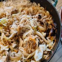 可能是麵、香菇、拉麵和炒麵的圖像