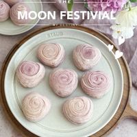 可能是蛋糕、千日紅和顯示的文字是「 THE HE MOONFESTIVIAL MOON FESTIVIAL MY MYDESTINY DESTINY STAUB 」的圖像