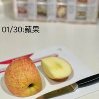 可能是刀、蘋果和顯示的文字是「 01/30: 01/30:蘋果 蘋果」的圖像