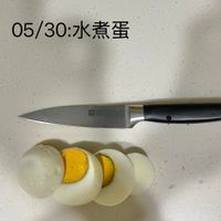 可能是水波蛋、刀、蛋黃和顯示的文字是「 05/30 05/30:水煮蛋 水煮蛋」的圖像