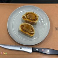 可能是食物、刀和文字的圖像