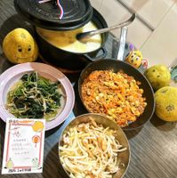 可能是拉麵、義大利麵、火鍋、炒麵、麵、豆腐和文字的圖像