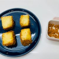 可能是脆皮奶酥蛋糕、椰子馬卡龍、戚風蛋糕、豆腐和炸丸子的圖像