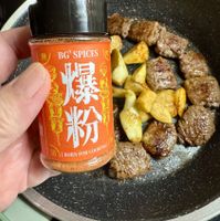 可能是肉排和文字的圖像