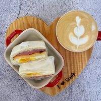 可能是紅心、總匯三明治、咖啡、咖啡杯和顯示的文字是「 STAUB STAUB S SUJ 」的圖像