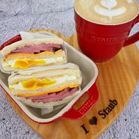 可能是咖啡、總匯三明治、咖啡杯和文字的圖像