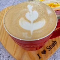 可能是咖啡、紅心、咖啡杯和顯示的文字是「 Staub T 」的圖像
