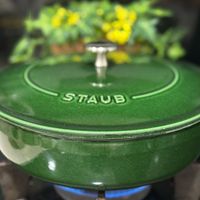 可能是顯示的文字是「 STAUB <។ 」的圖像