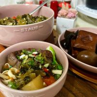 可能是拉麵、麵、豆腐、火鍋、粥和文字的圖像