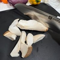 可能是香菇、刀和馬勃菇的圖像