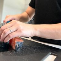 可能是刀、壽司和生魚片的圖像
