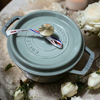 可能是顯示的文字是「 stanb stams GOCOTTE STAUB A STAUB 」的圖像
