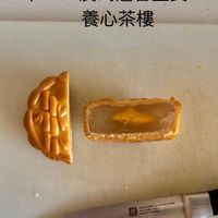 可能是水果塔、半圓形餡餅、蛋糕和顯示的文字是「 23/30: 0：廣式蓮蓉旦黃 養心茶樓 .V+۷ O10 」的圖像